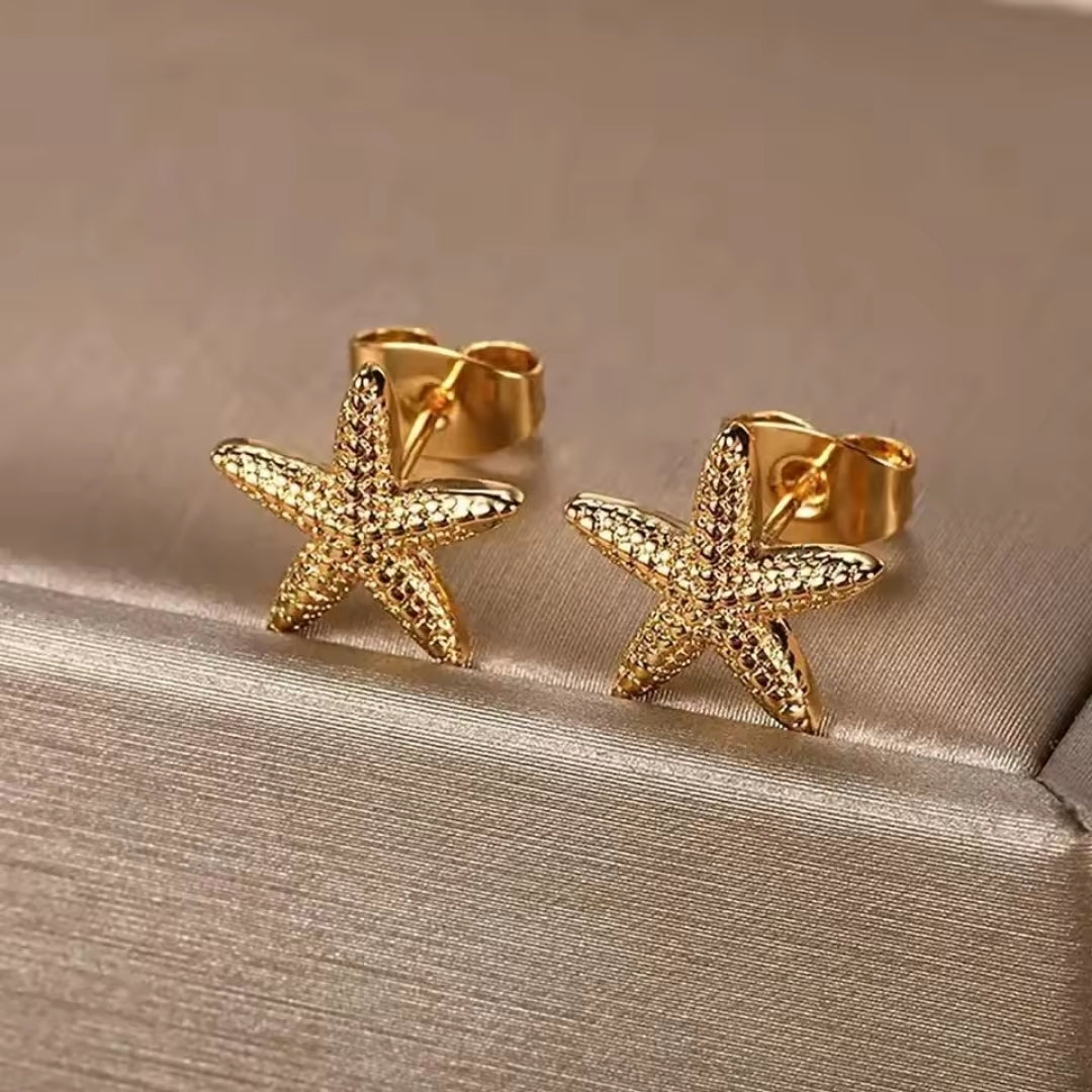 Bright Gold Starfish Earrings "Beach Walk" – Chic & casual