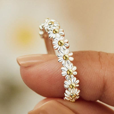 Hand Painted Enamel Daisy Ring "Garden Party" – Elegant & refined