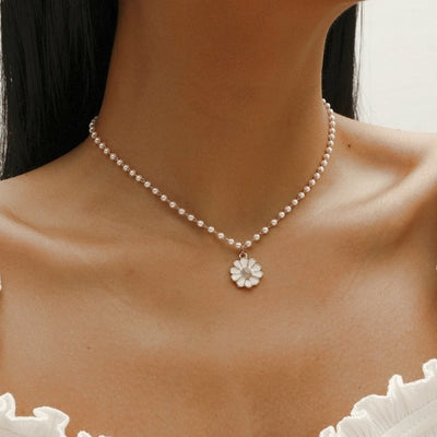 Daisy with Pearls Pendant "Cocktail Hour" – Elegant & refined