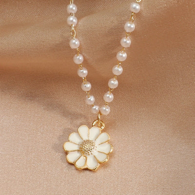Daisy with Pearls Pendant "Cocktail Hour" – Elegant & refined