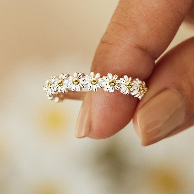 Hand Painted Enamel Daisy Ring "Garden Party" – Elegant & refined