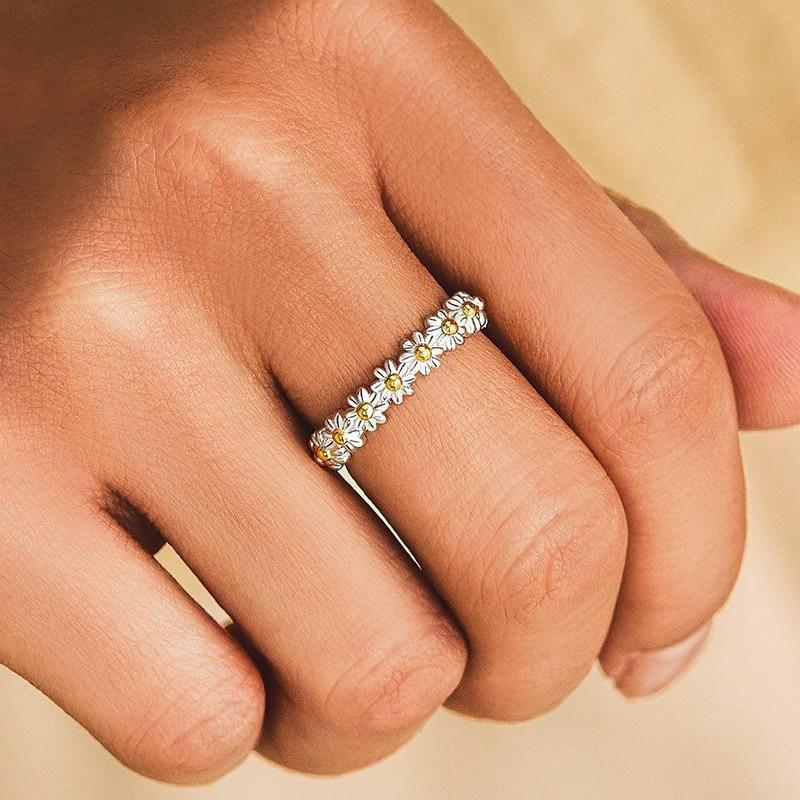 Hand Painted Enamel Daisy Ring "Garden Party" – Elegant & refined