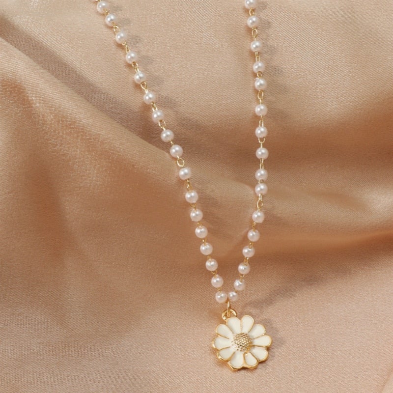 Daisy with Pearls Pendant "Cocktail Hour" – Elegant & refined