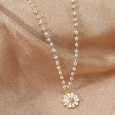 Daisy with Pearls Pendant "Cocktail Hour" – Elegant & refined