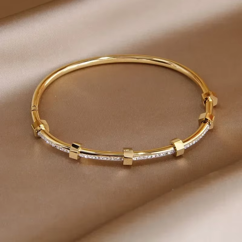 Madison - Gold Moissanite Glow