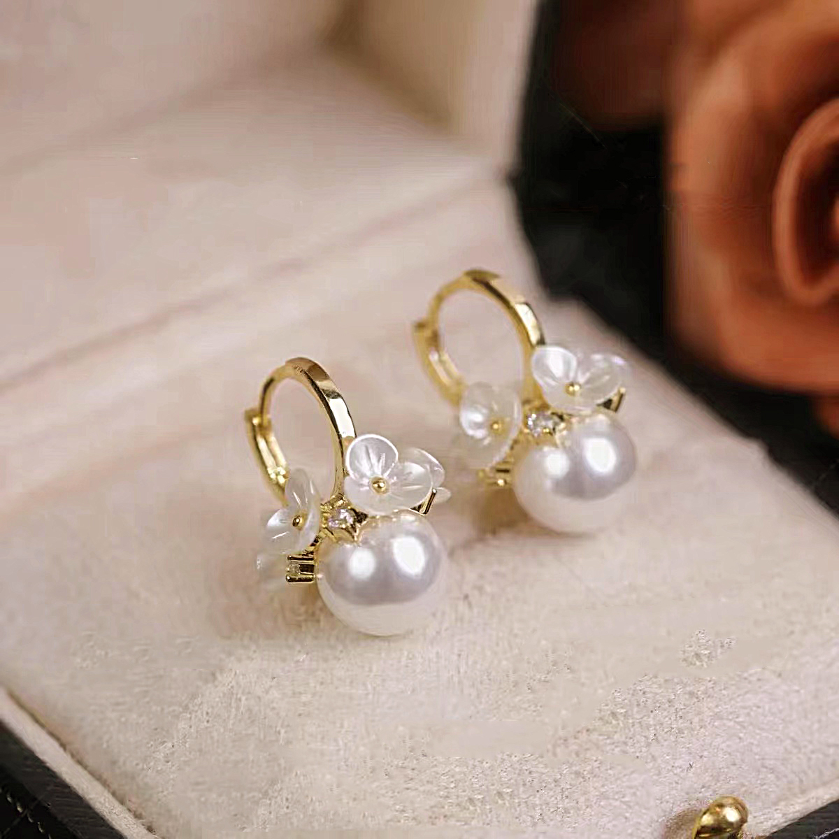 Elegant pearl earrings with flowers "Garden Party" – Graceful & fine