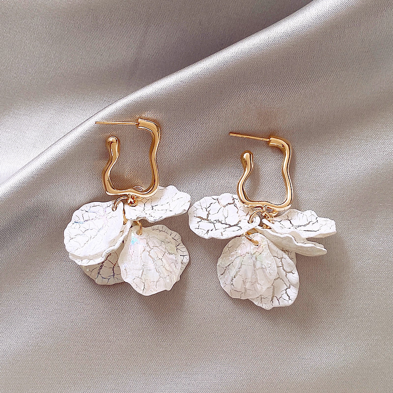 Elegant earrings with white petals "Garden Party" – Elegant & refined