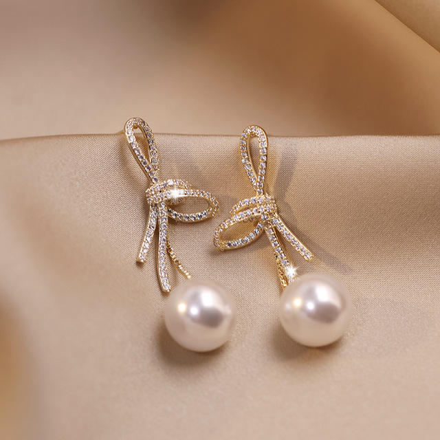 Gold pearl earrings with a shiny bow "Cocktail Hour" – Elegant & refined