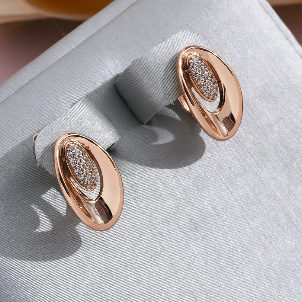 Elegant Hollow Golden Earrings "Cocktail Hour" – Elegant & refined