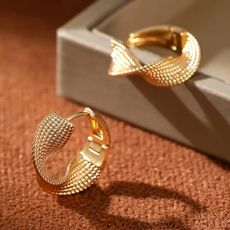 Bright wavy hoop earrings "Cocktail Hour" – Chic & casual