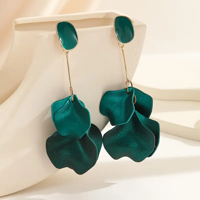 Green petal dangling earrings "Garden Party" – Fresh & feminine