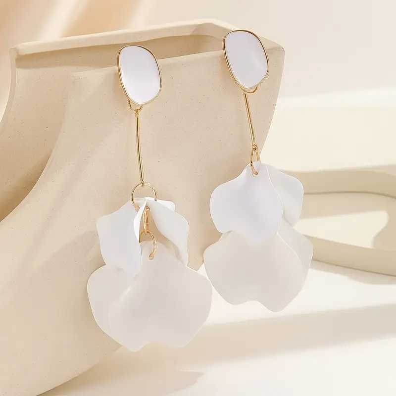 White petal dangling earrings "Cocktail Hour" – Elegant & refined