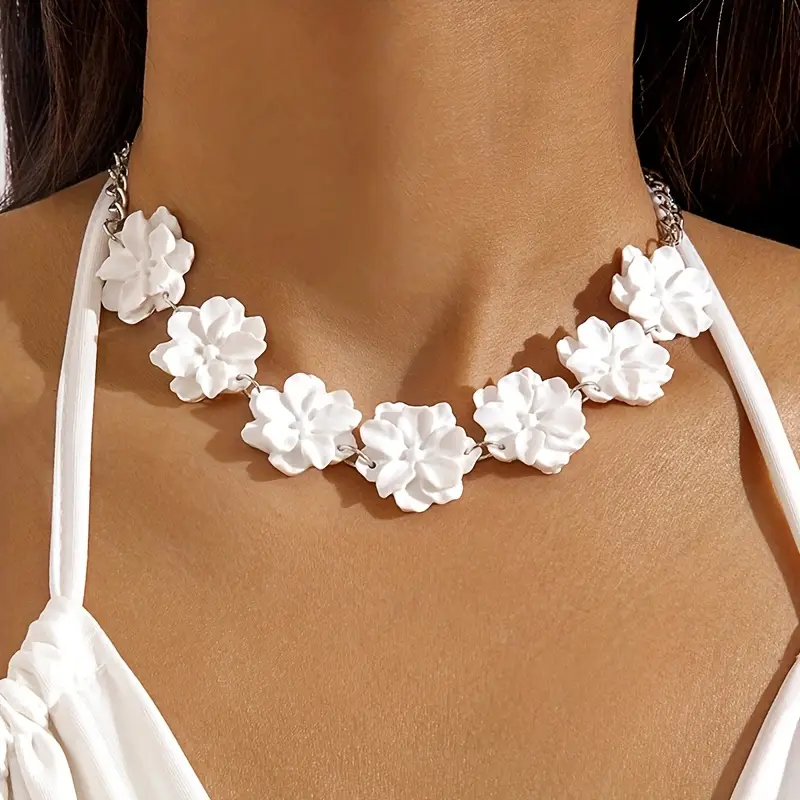 White Blossom Necklace "Garden Party" – Elegant & refined