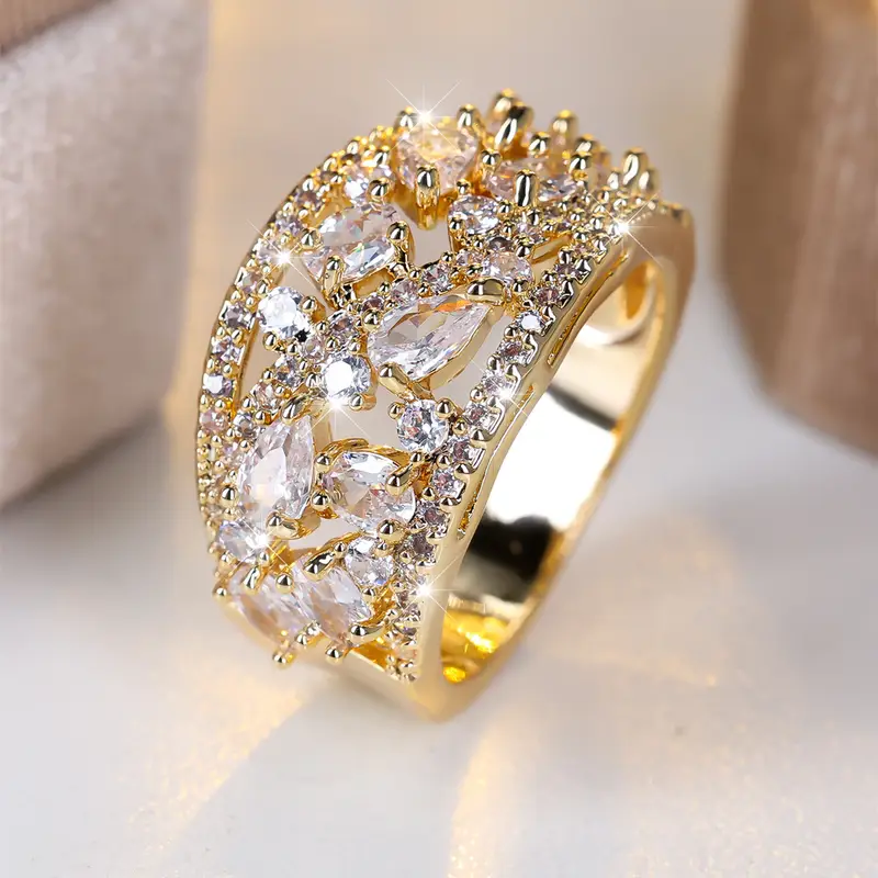 Hollow gold ring adorned with white crystals "Sunset Soirée" – Elegant & refined