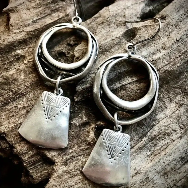 Silvered plated dangling earrings "Cocktail Hour" – Elegant & refined