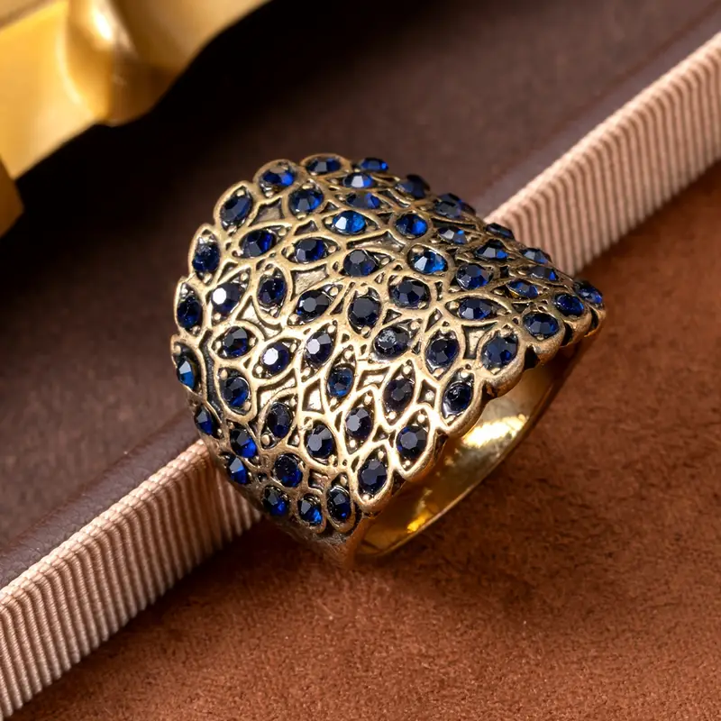 Blue inlaid crystals gold band ring "Romantic Dinner" – Elegant & refined