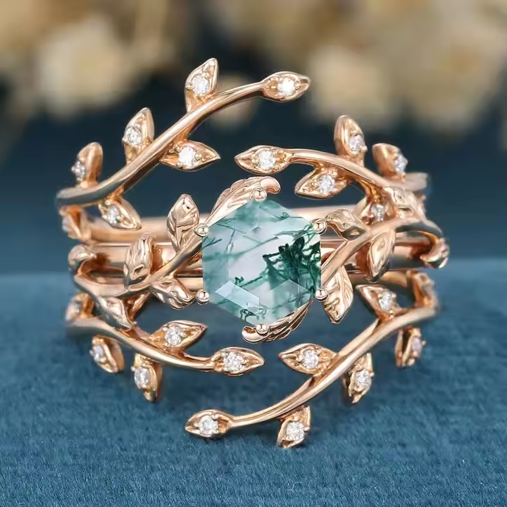 Exotic rounded green stone ring "Cocktail Hour" – Elegant & refined