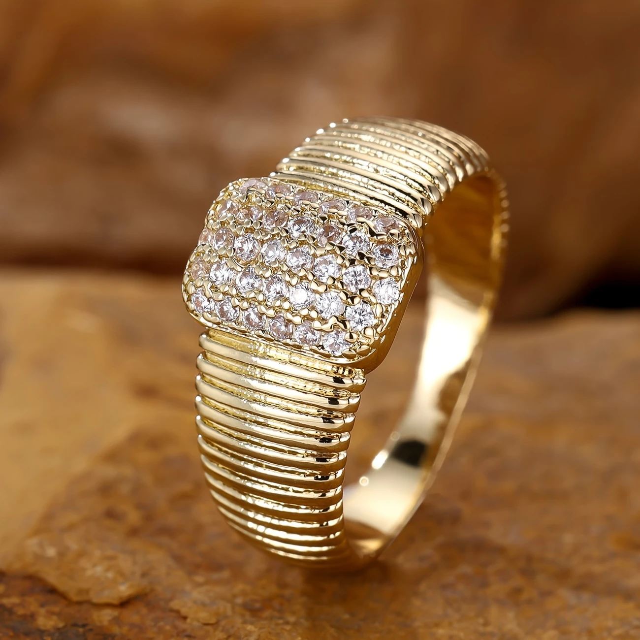 Bright rectangular gold forged ring "Sunset Soirée" – Elegant & refined