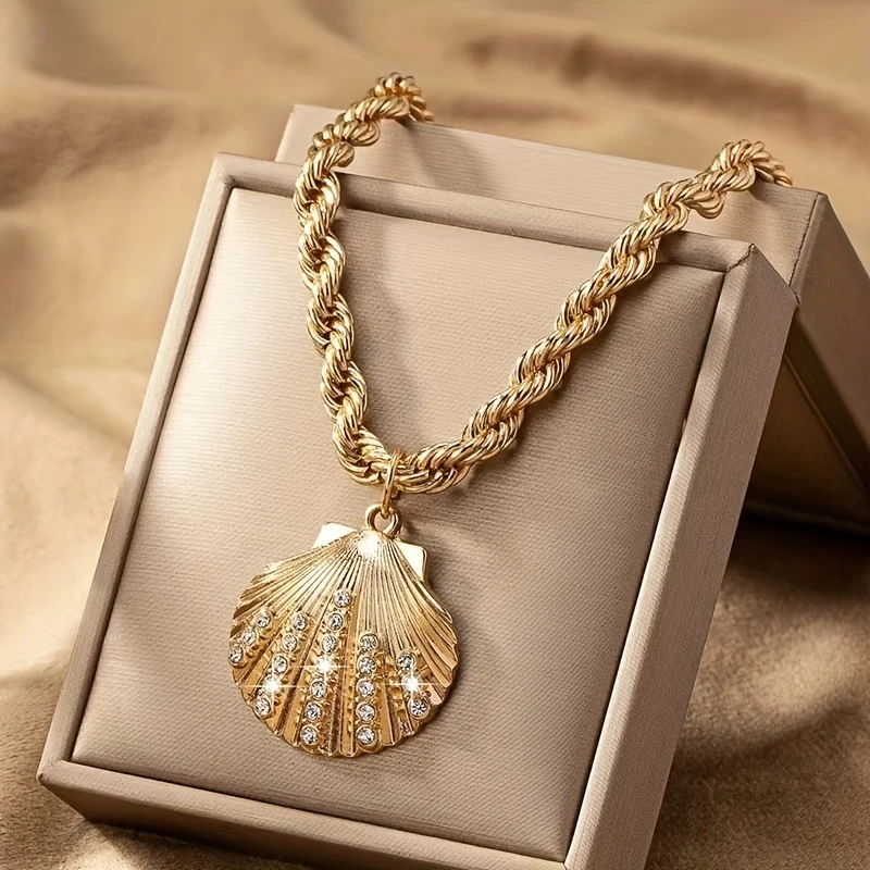 Golden Bright Shell Necklace "Beach Walk" – Carefree & beautiful