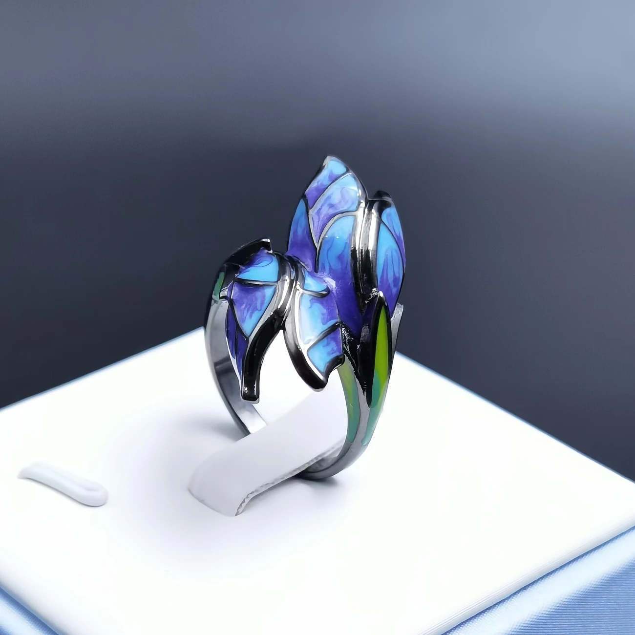 Blue enamel leaf ring "Garden Party" – Elegant & refined