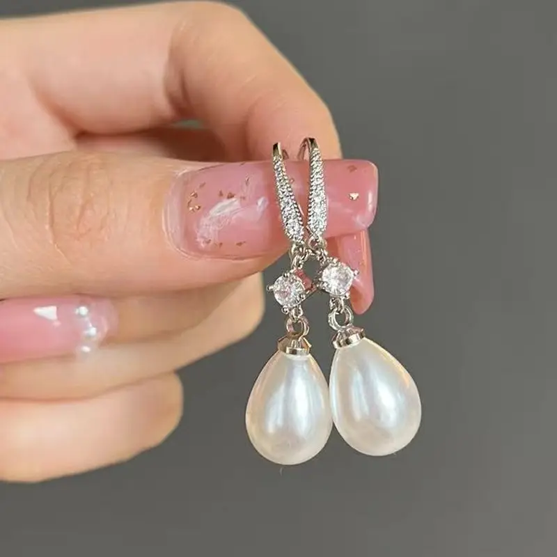 Bright dangling pearl earrings "Cocktail Hour" – Elegant & refined